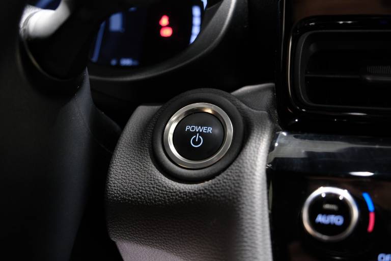 TOYOTA Yaris Cross 27