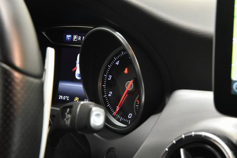 MERCEDES-BENZ CLA 180 24