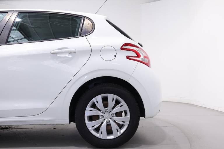 PEUGEOT 208 31