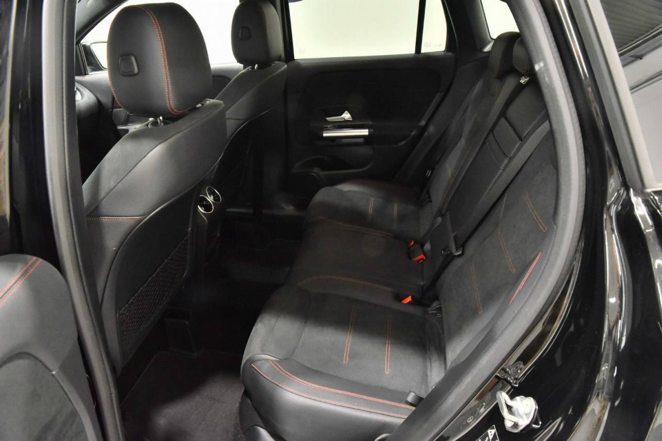 MERCEDES-BENZ GLA 200 24