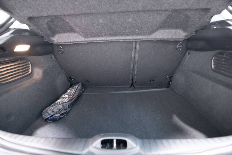 PEUGEOT 208 41