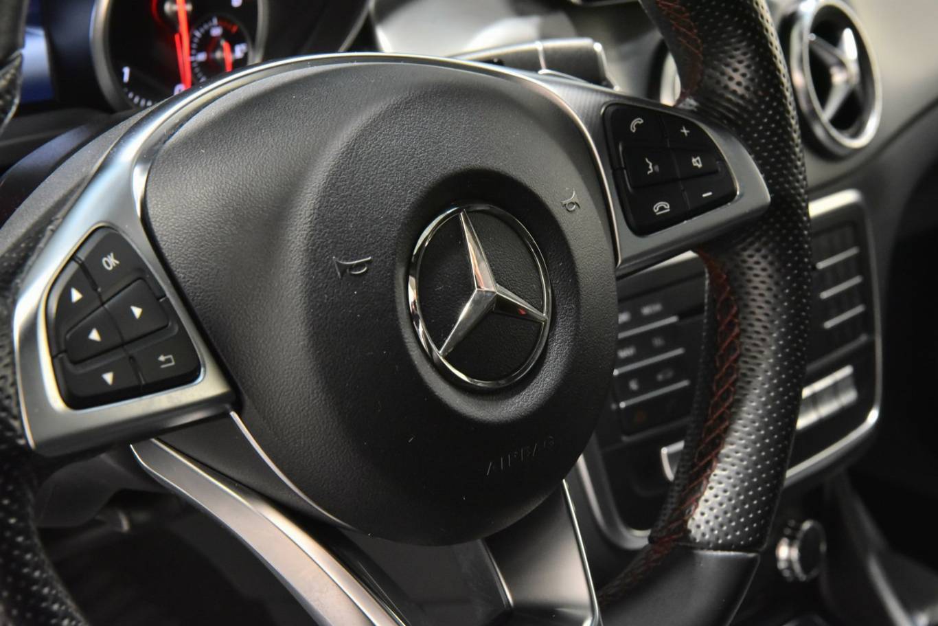 MERCEDES-BENZ CLA 220 46