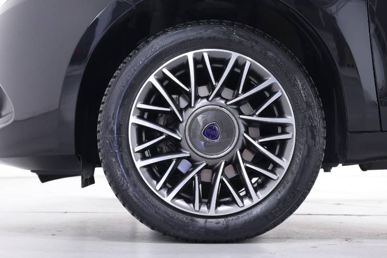 LANCIA Ypsilon 13