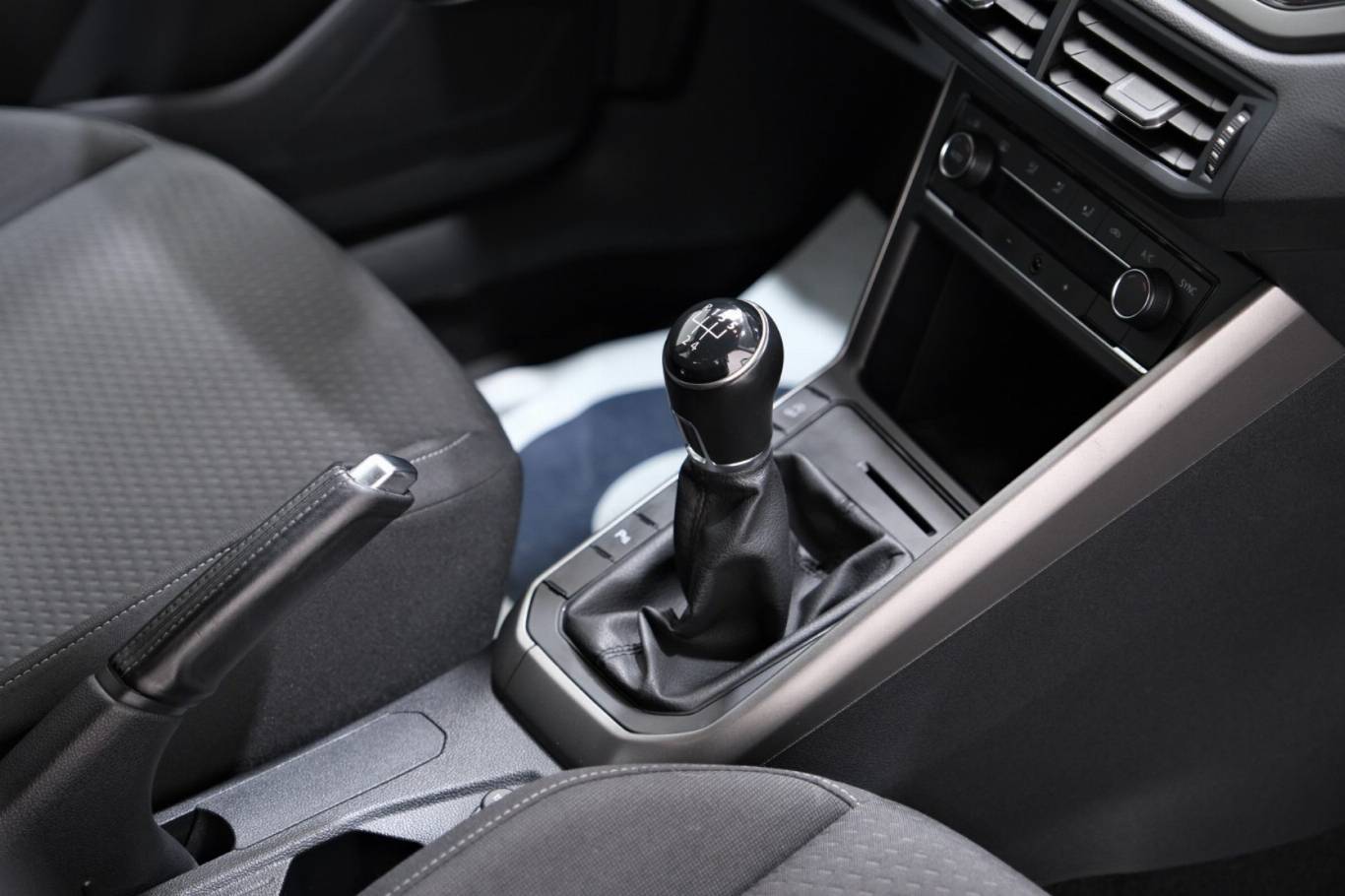VOLKSWAGEN Polo 52