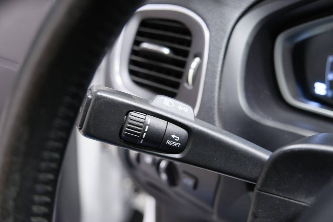 VOLVO V40 Cross Country 24