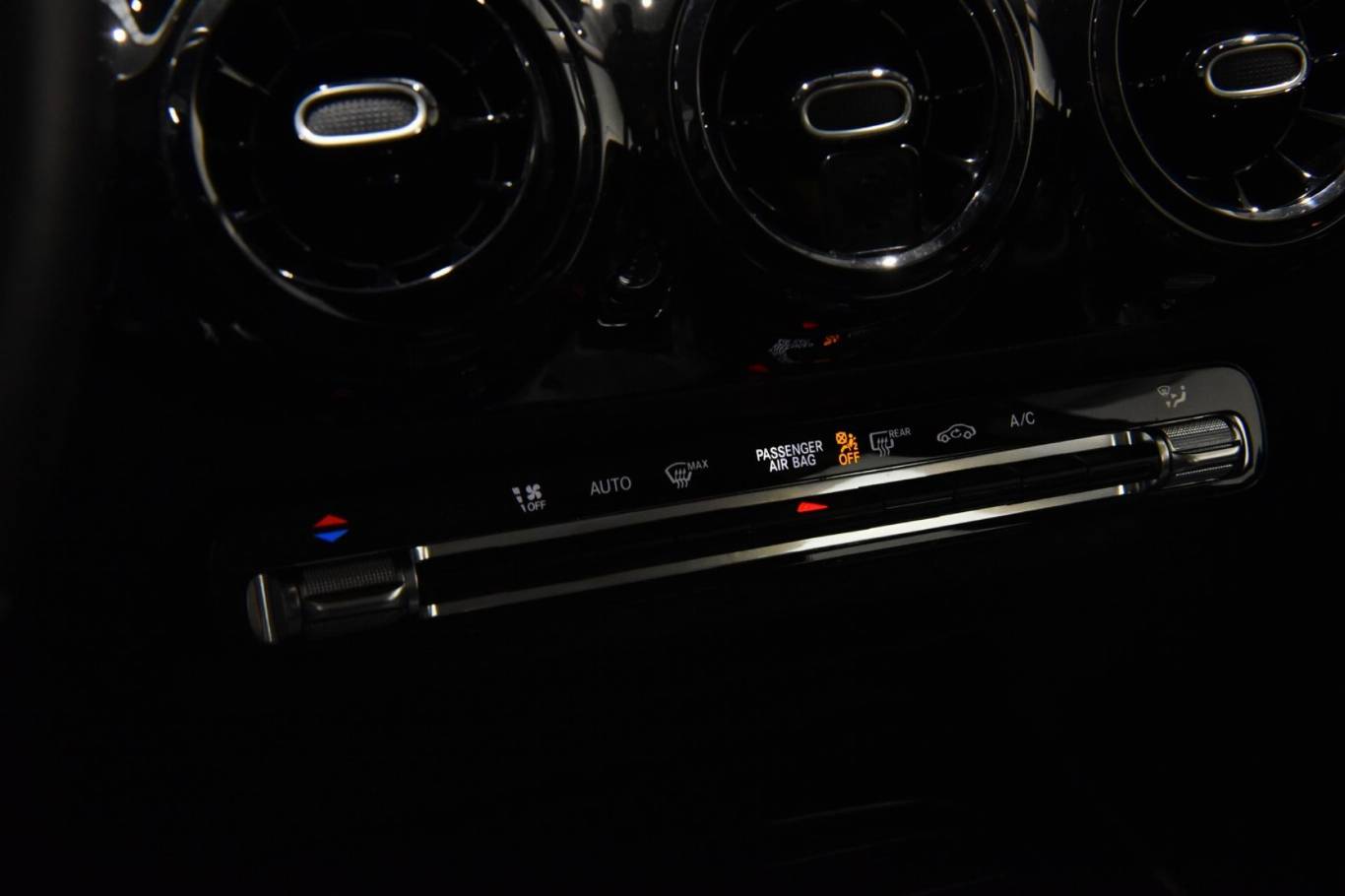 MERCEDES-BENZ GLA 180 30