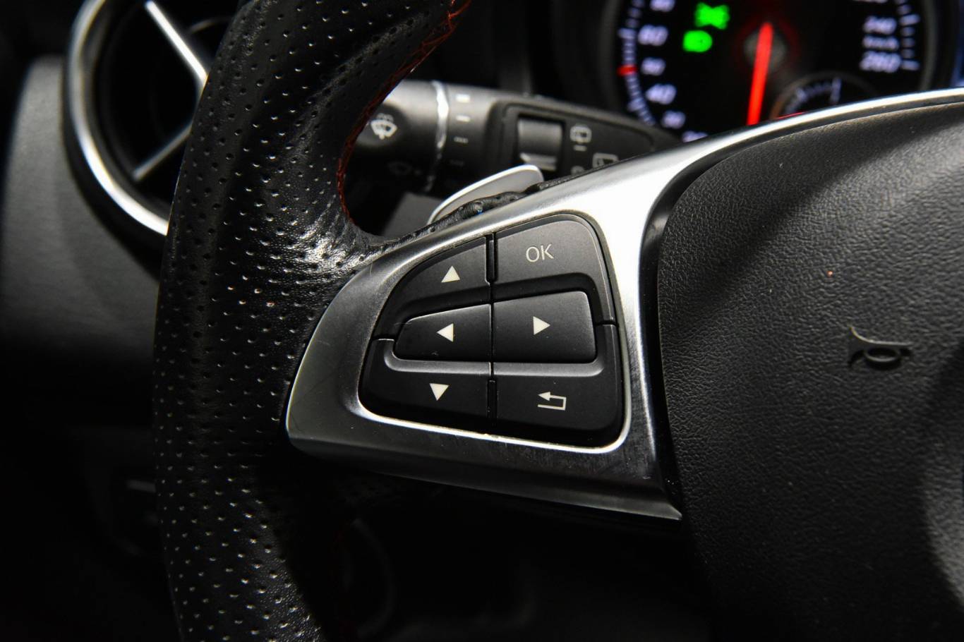 MERCEDES-BENZ GLA 180 7