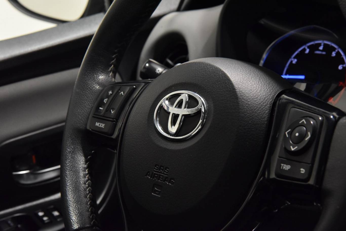 TOYOTA Yaris 33