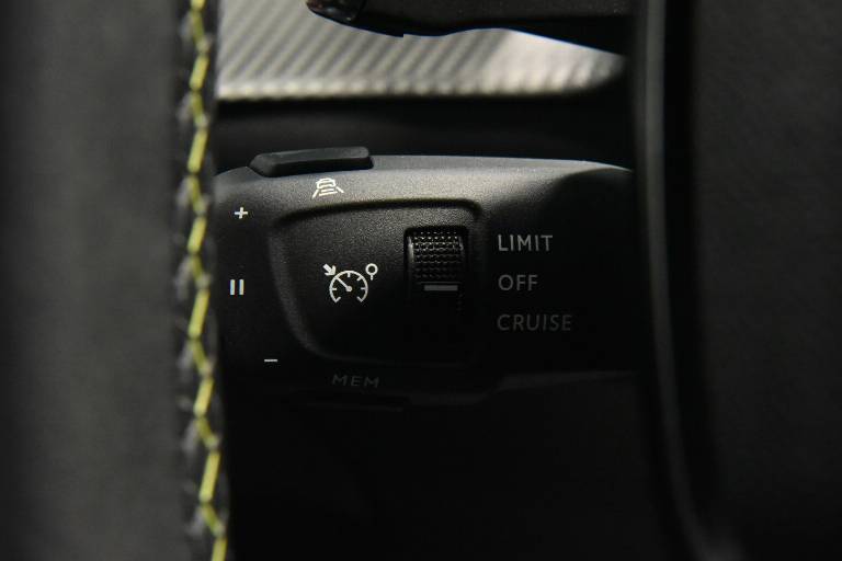 PEUGEOT 208 38