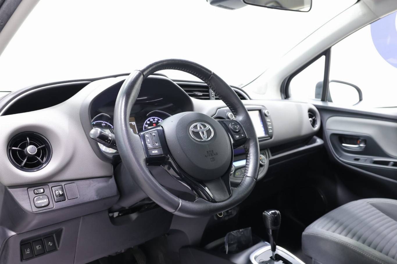 TOYOTA Yaris 5