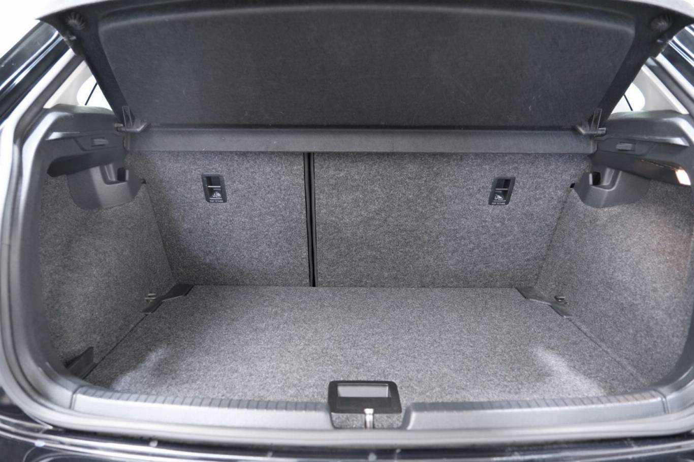 VOLKSWAGEN Polo 57