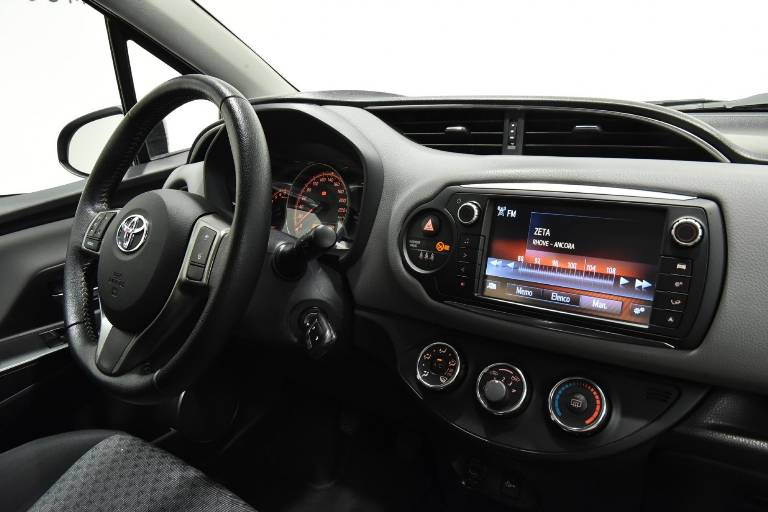 TOYOTA Yaris 28
