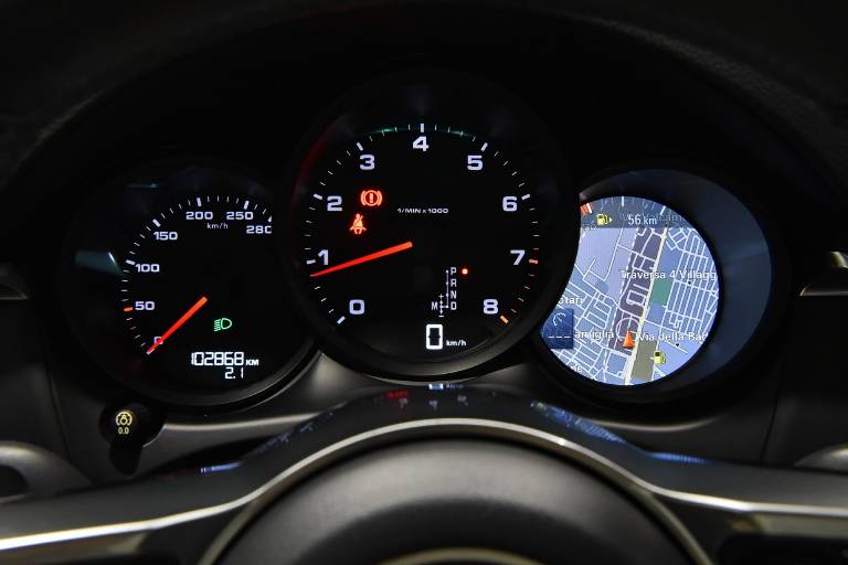 PORSCHE Macan 31