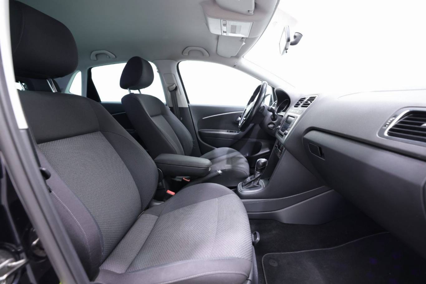 VOLKSWAGEN Polo 40