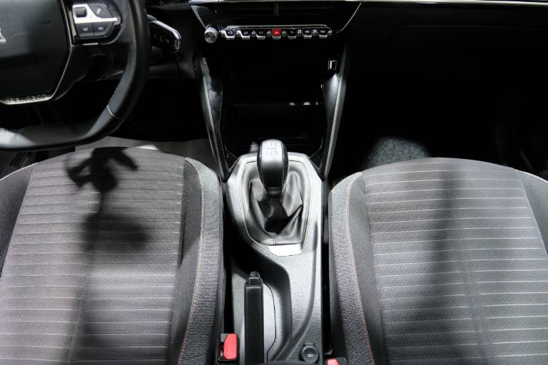 PEUGEOT 208 39