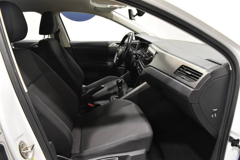VOLKSWAGEN Polo 13