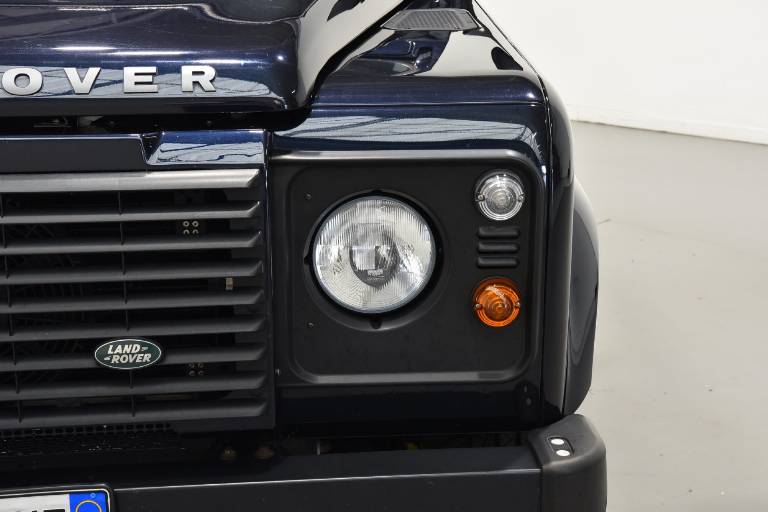 LAND ROVER Defender 10