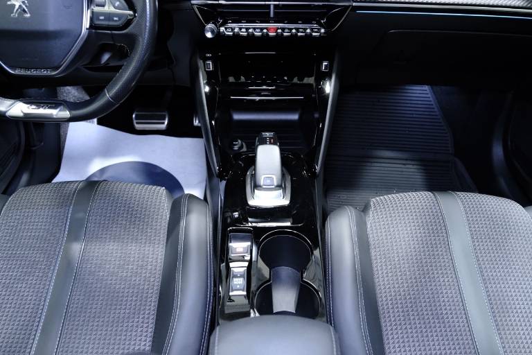 PEUGEOT 208 44