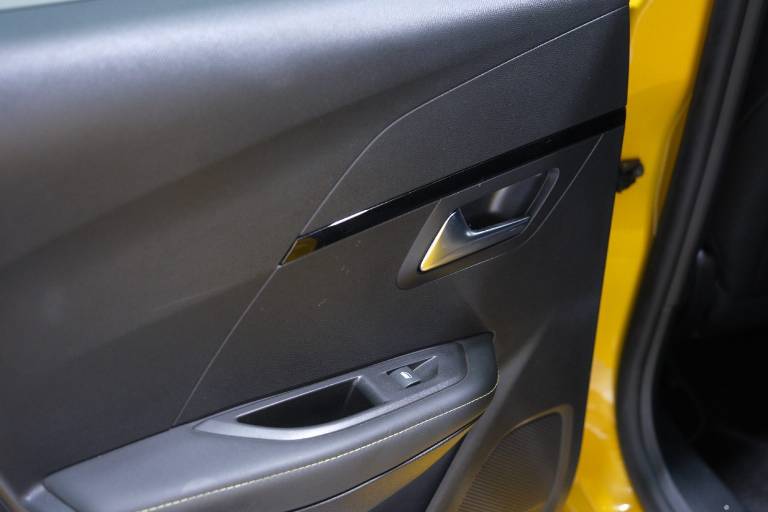 PEUGEOT 208 44