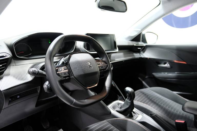 PEUGEOT 208 5