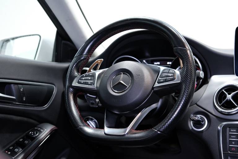 MERCEDES-BENZ CLA 220 44
