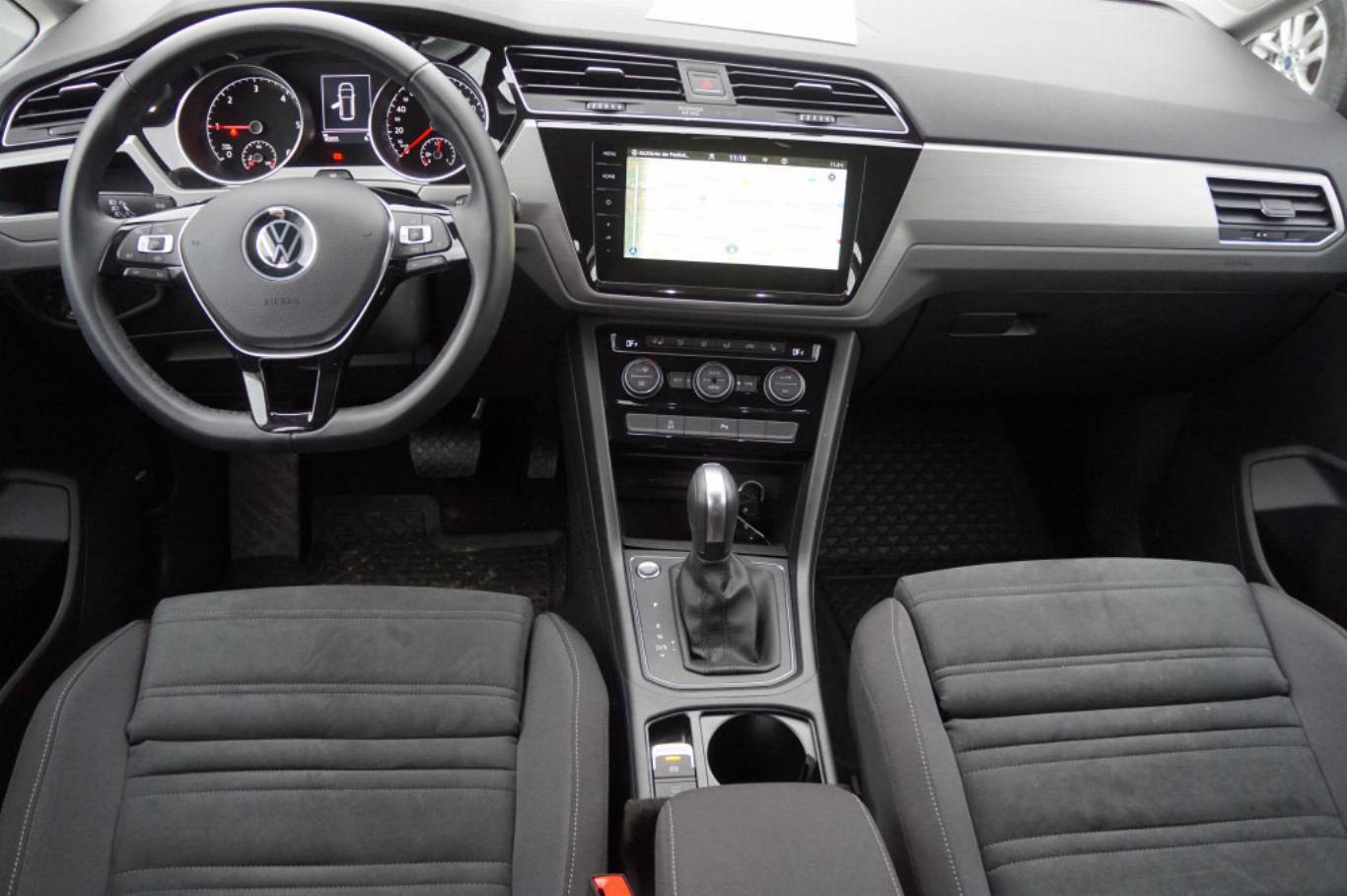 VOLKSWAGEN Touran 8