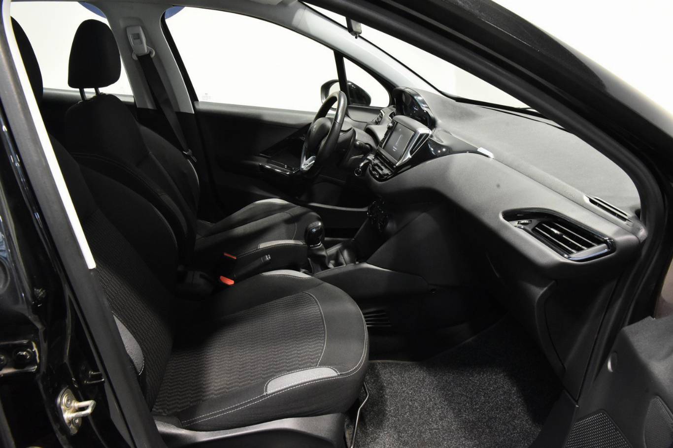 PEUGEOT 208 27