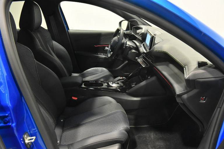 PEUGEOT 208 21