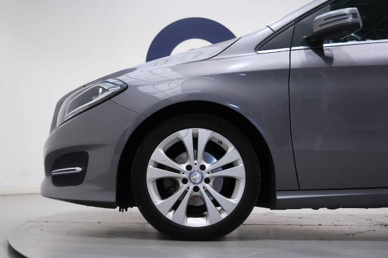 MERCEDES-BENZ B 180 16