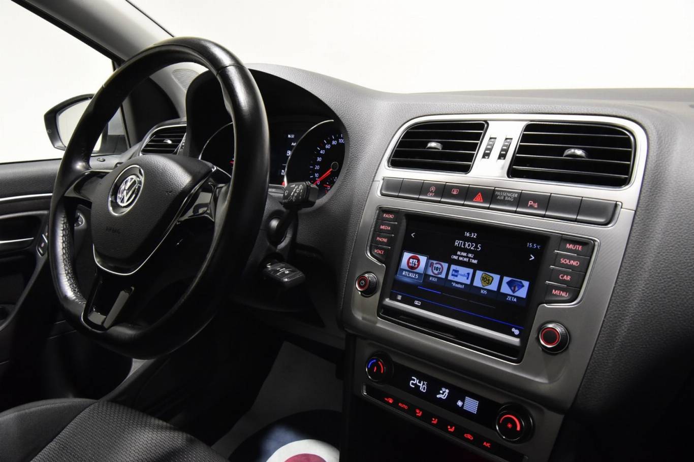VOLKSWAGEN Polo 21