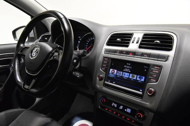 VOLKSWAGEN Polo 21