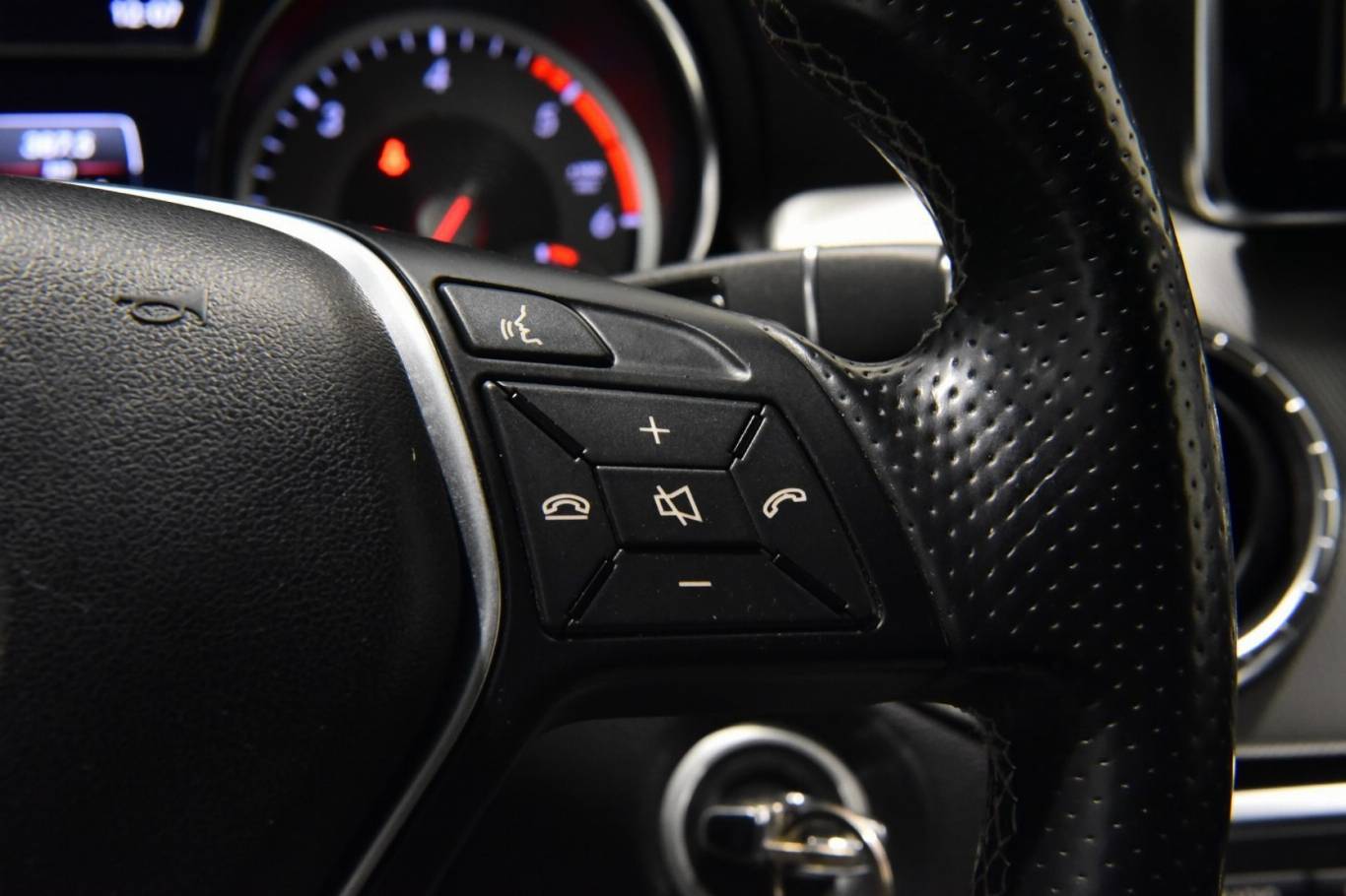 MERCEDES-BENZ CLA 200 8