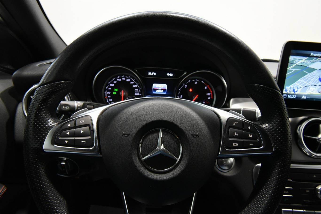 MERCEDES-BENZ GLA 200 44