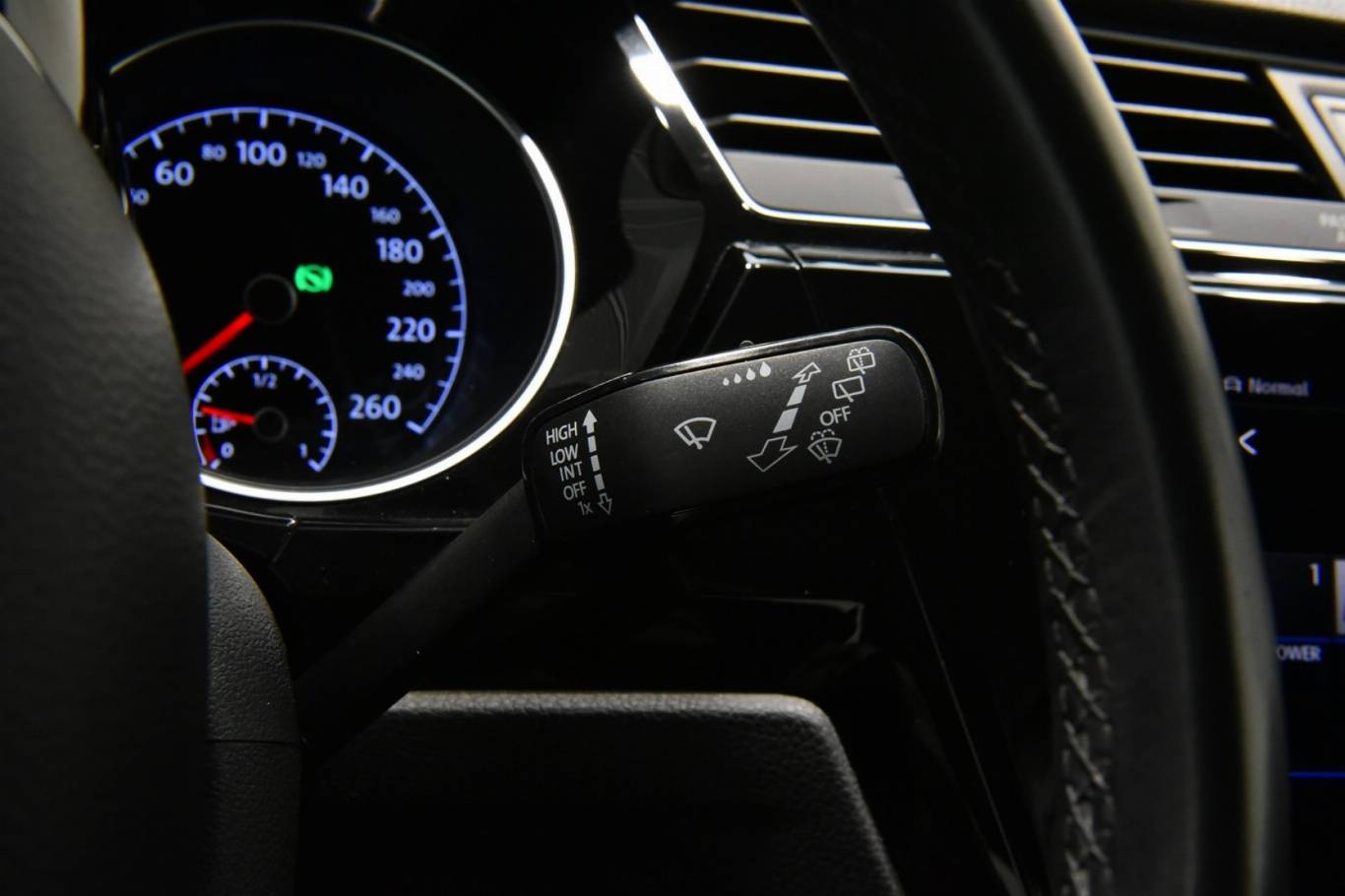 VOLKSWAGEN Touran 27