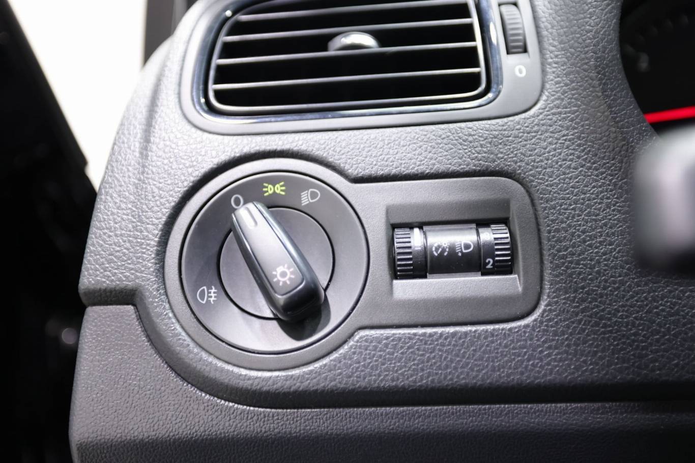 VOLKSWAGEN Polo 21