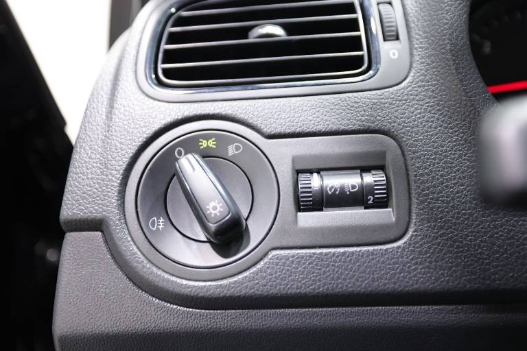 VOLKSWAGEN Polo 21