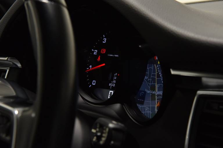 PORSCHE Macan 46