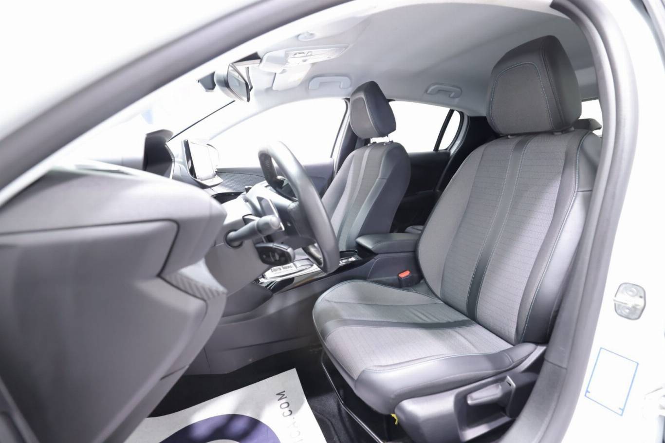 PEUGEOT 208 6