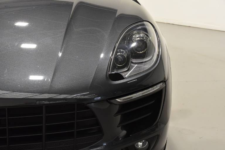 PORSCHE Macan 18