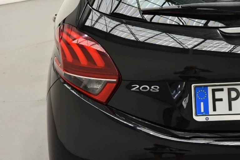 PEUGEOT 208 17