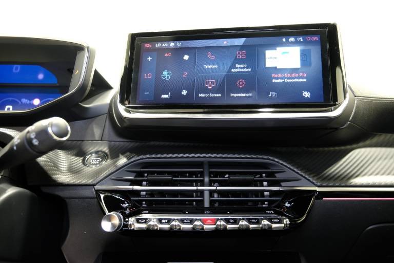 PEUGEOT 208 9