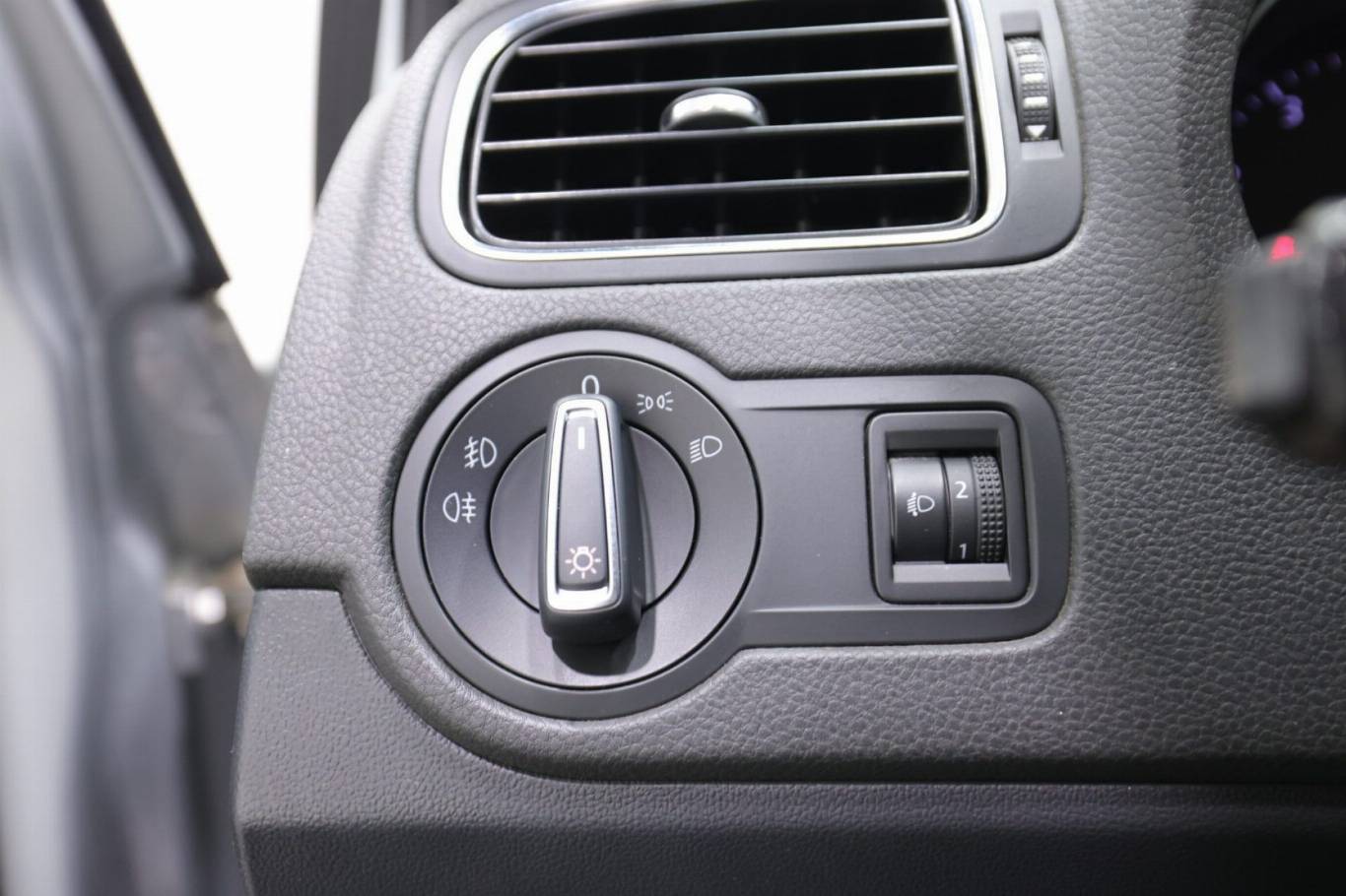 VOLKSWAGEN Polo 22