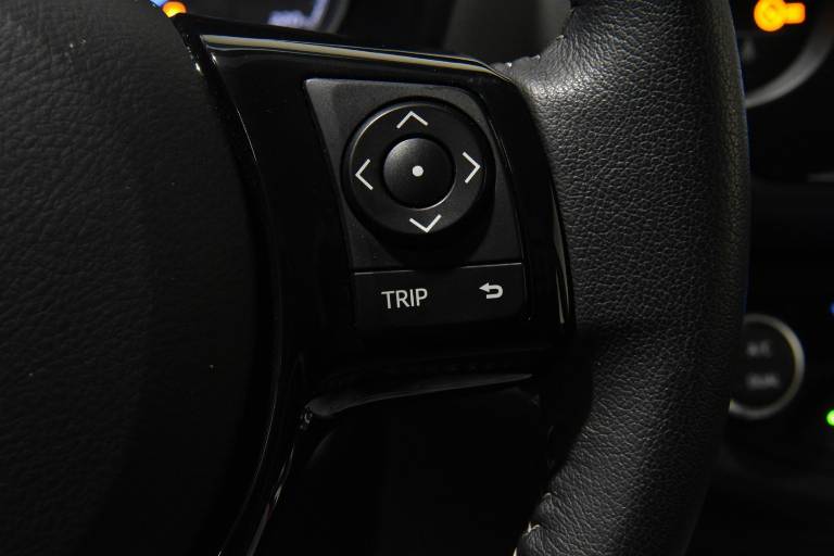 TOYOTA Yaris 8