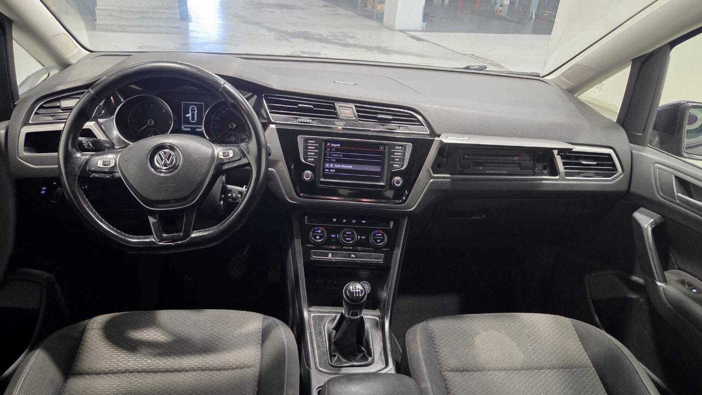 VOLKSWAGEN Touran 19