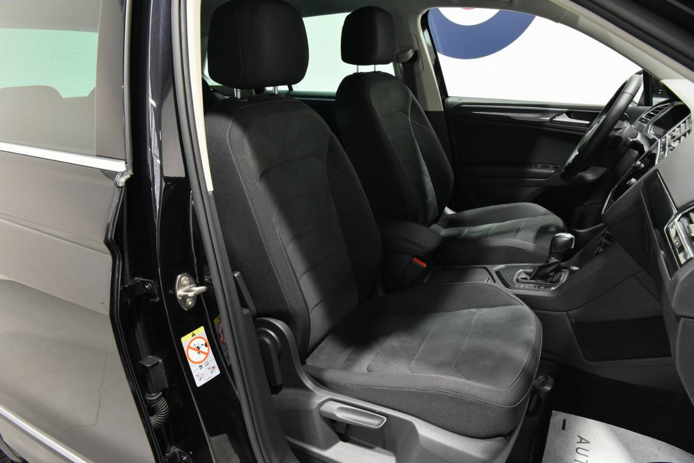 VOLKSWAGEN Tiguan 44