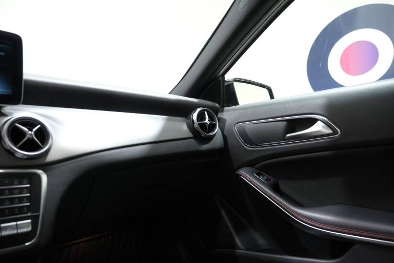 MERCEDES-BENZ GLA 220 33