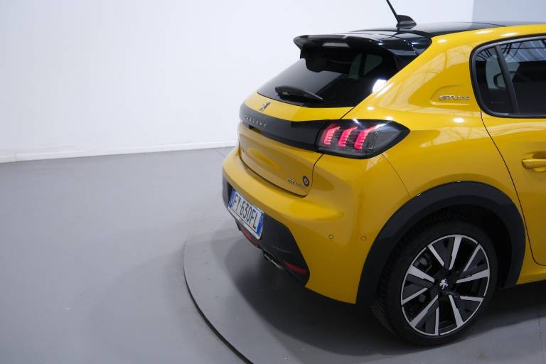 PEUGEOT 208 57