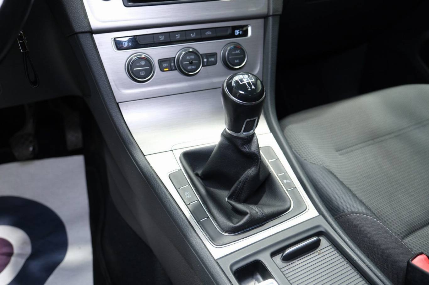 VOLKSWAGEN Golf 28