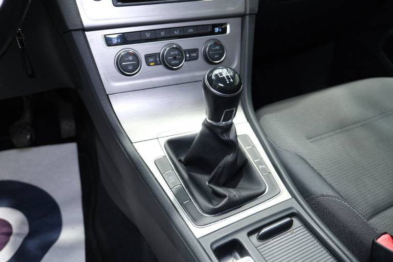 VOLKSWAGEN Golf 28