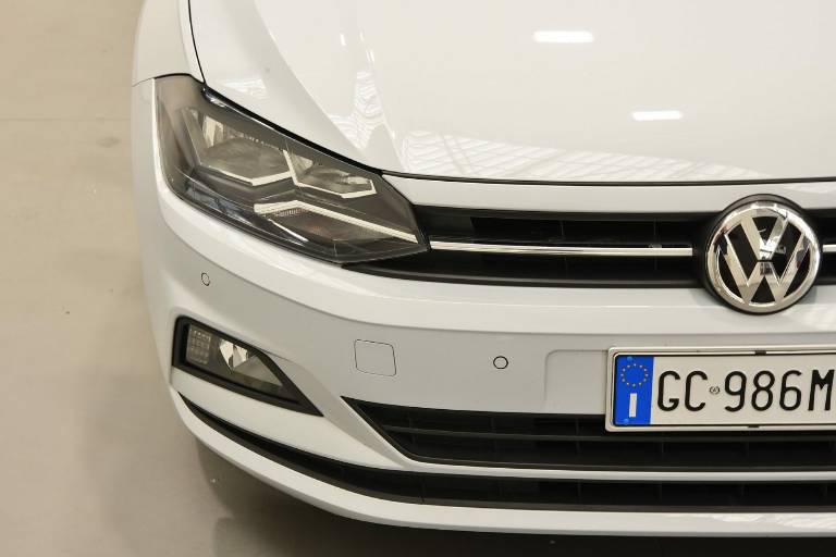VOLKSWAGEN Polo 17